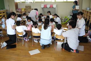 大学生の実習が始まり、お兄さん先生やお姉さん先生と楽しく過ごしています。