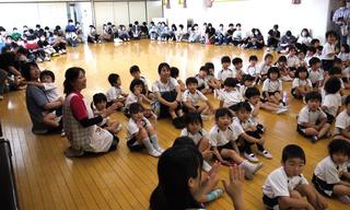 教育学部の79名の学生さんが園へ来てくれました。