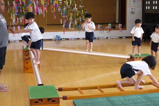 年中組体育教室　大学からお借りした器具を使ってチャレンジしました。