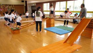 年中組体育教室　大学からお借りした器具を使ってチャレンジしました。