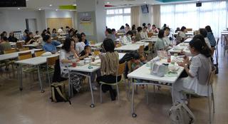 給食参観・試食会　お家の方に給食の様子を見てもらいました。
