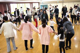 保育参観前の保護者会総会で大学の先生にお話をしていただきました。