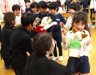 芸術の秋　人形劇を楽しみました。