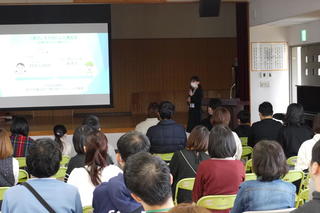 保育参観前の保護者会総会で大学の先生にお話をしていただきました。