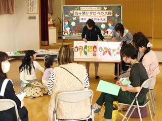 保護者会主催の絵本講演会・絵本読み合わせを開催しました。