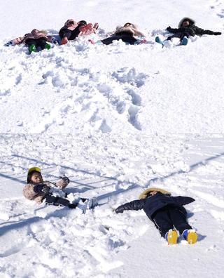 本年度初めての雪遊びを楽しみました。