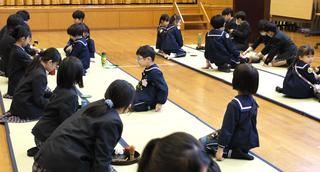 年長組がひなまつり茶会に招待され、お茶を楽しみました。