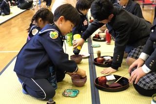 年長組がひなまつり茶会に招待され、お茶を楽しみました。