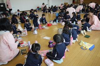 幼稚園みんなでお弁当を食べました。