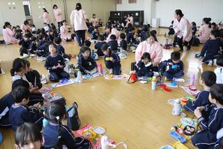 幼稚園みんなでお弁当を食べました。