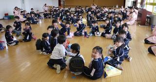 幼稚園みんなでお弁当を食べました。
