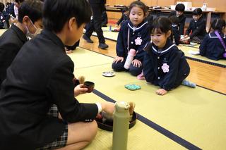 年長組がひなまつり茶会に招待され、お茶を楽しみました。