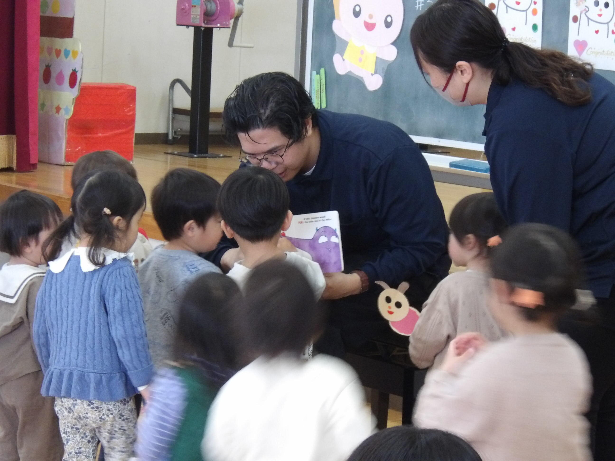 「見せて見せて。」みんな興味津々です。