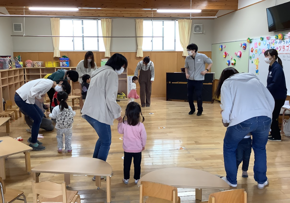 リズムに合わせて、走ったり止まったり!先生の言葉に合わせてじょうずにできました。