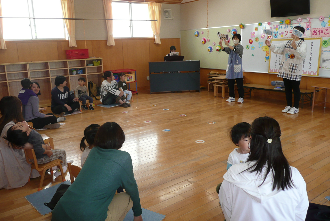 学生さんと「こいのぼり」の歌を、ペープサートにあわせて歌いました。