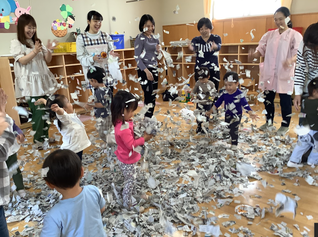 新聞紙を雨にみたて、思い切り楽しみました。