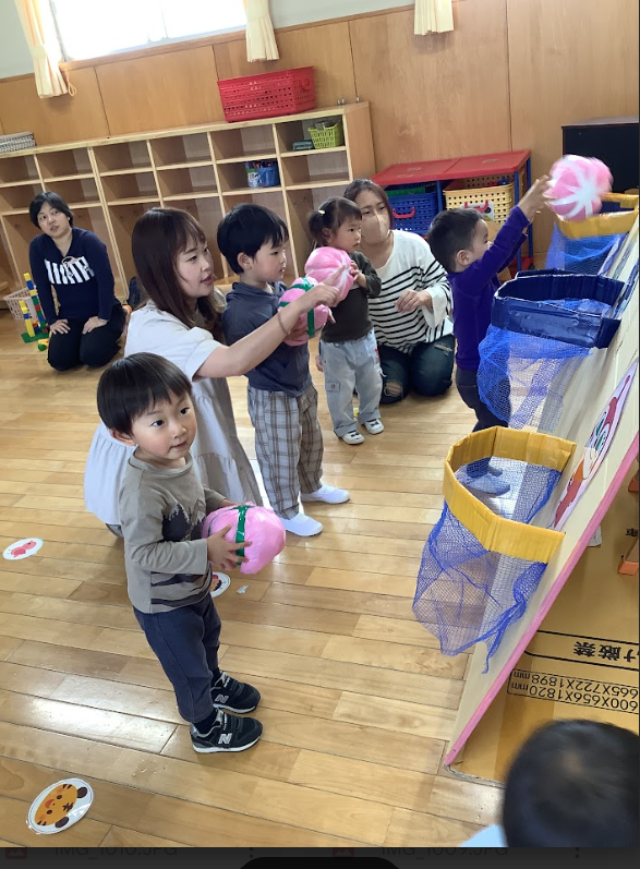 最後は、ちぎった新聞を袋に集め、ボールを作って遊びました。