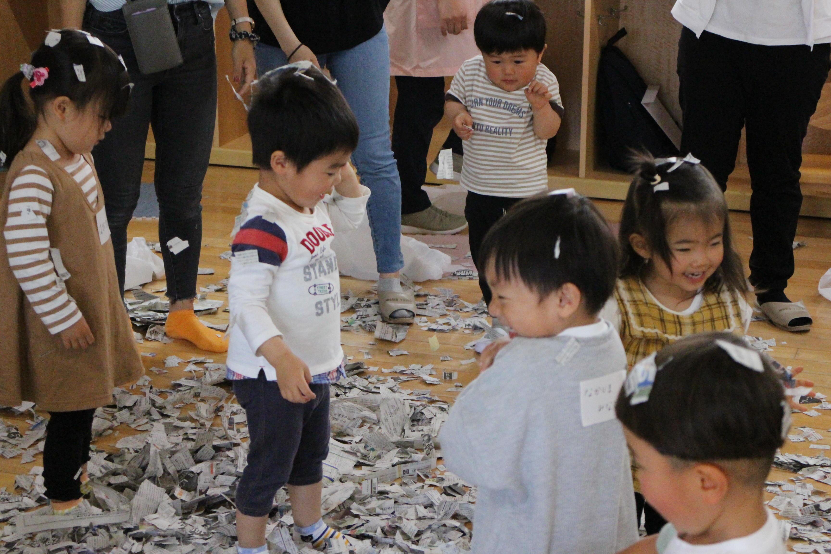新聞を雨にみたて、思い切り楽しみました。