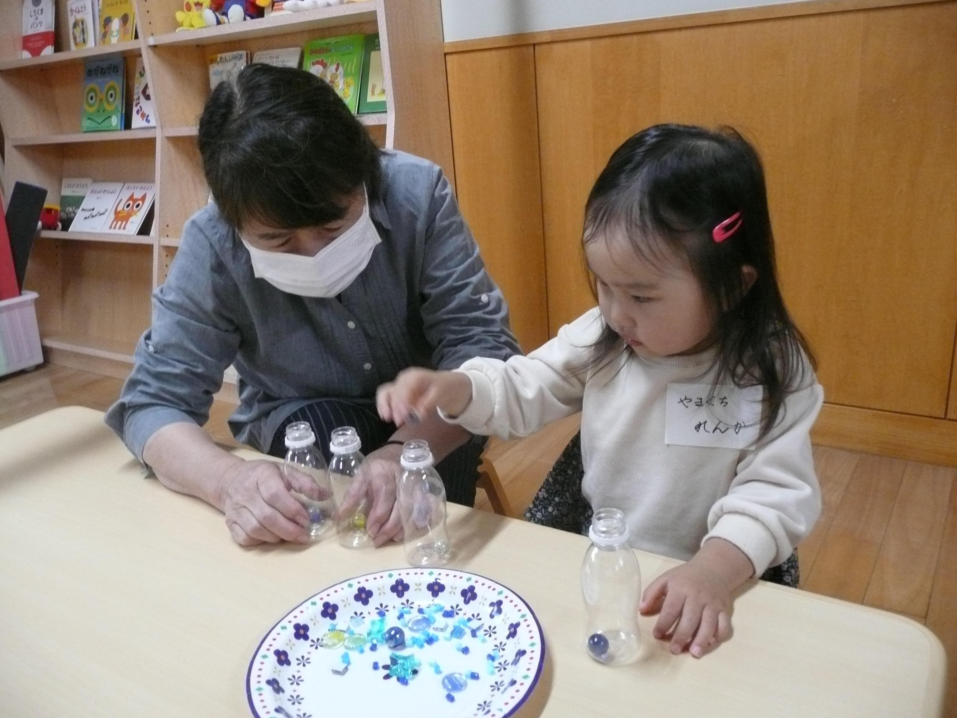 ひとつずつ慎重に入れています!