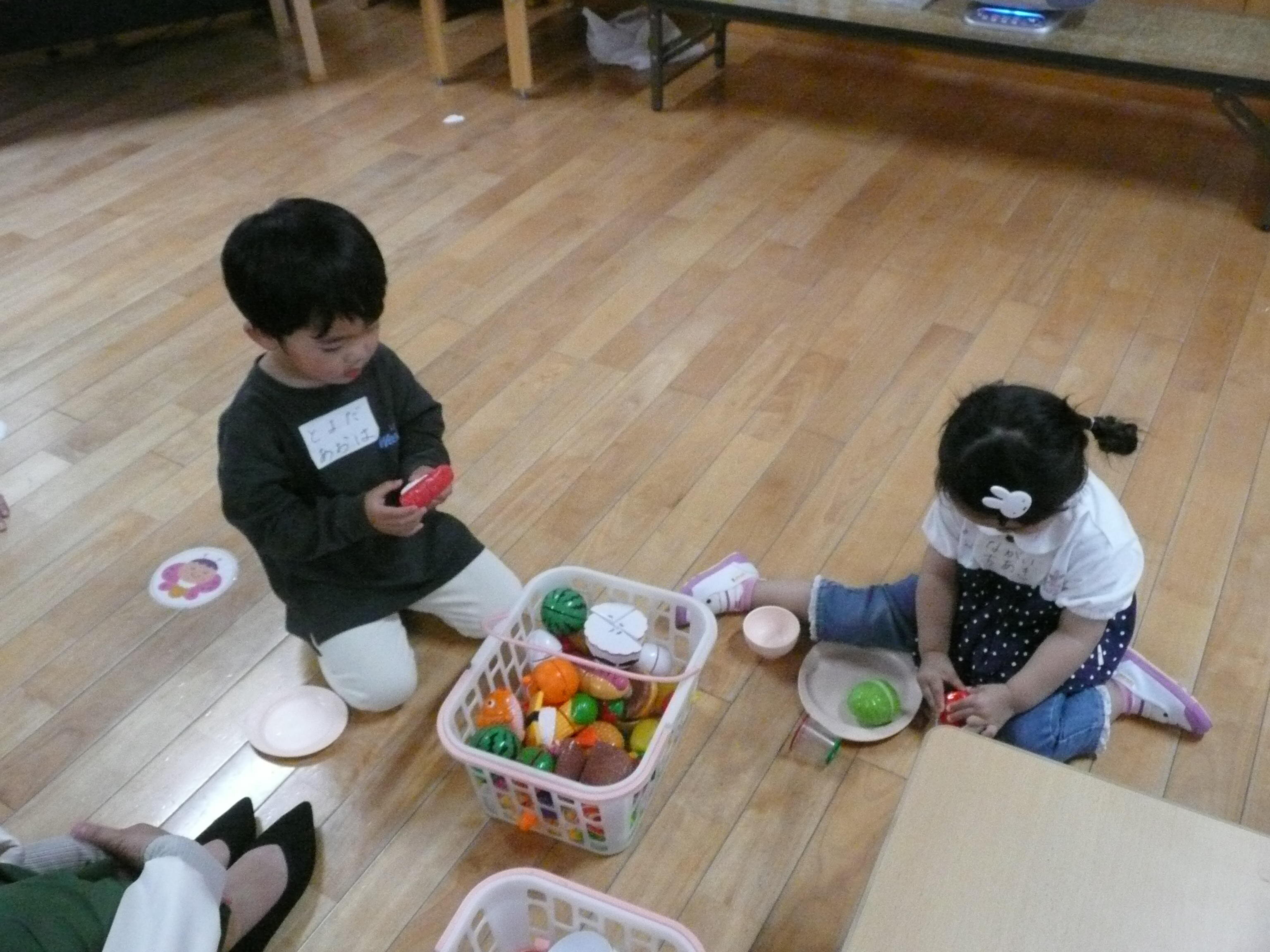 「一緒にあそぼ!」少しずつ友達を意識して遊んでいます。