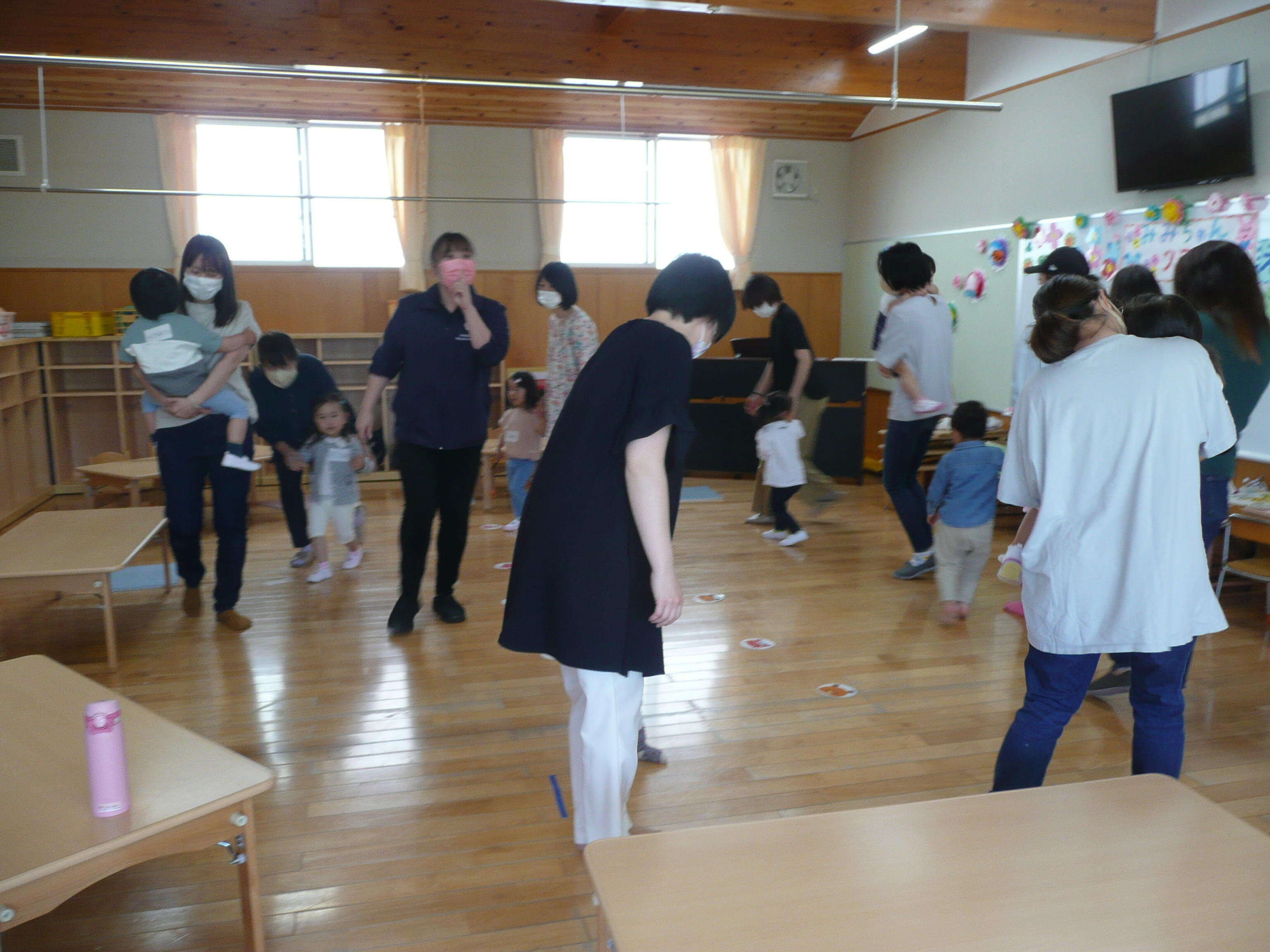 音楽に合わせて、走ったり歩いたり笑顔いっぱい楽しんでいます。