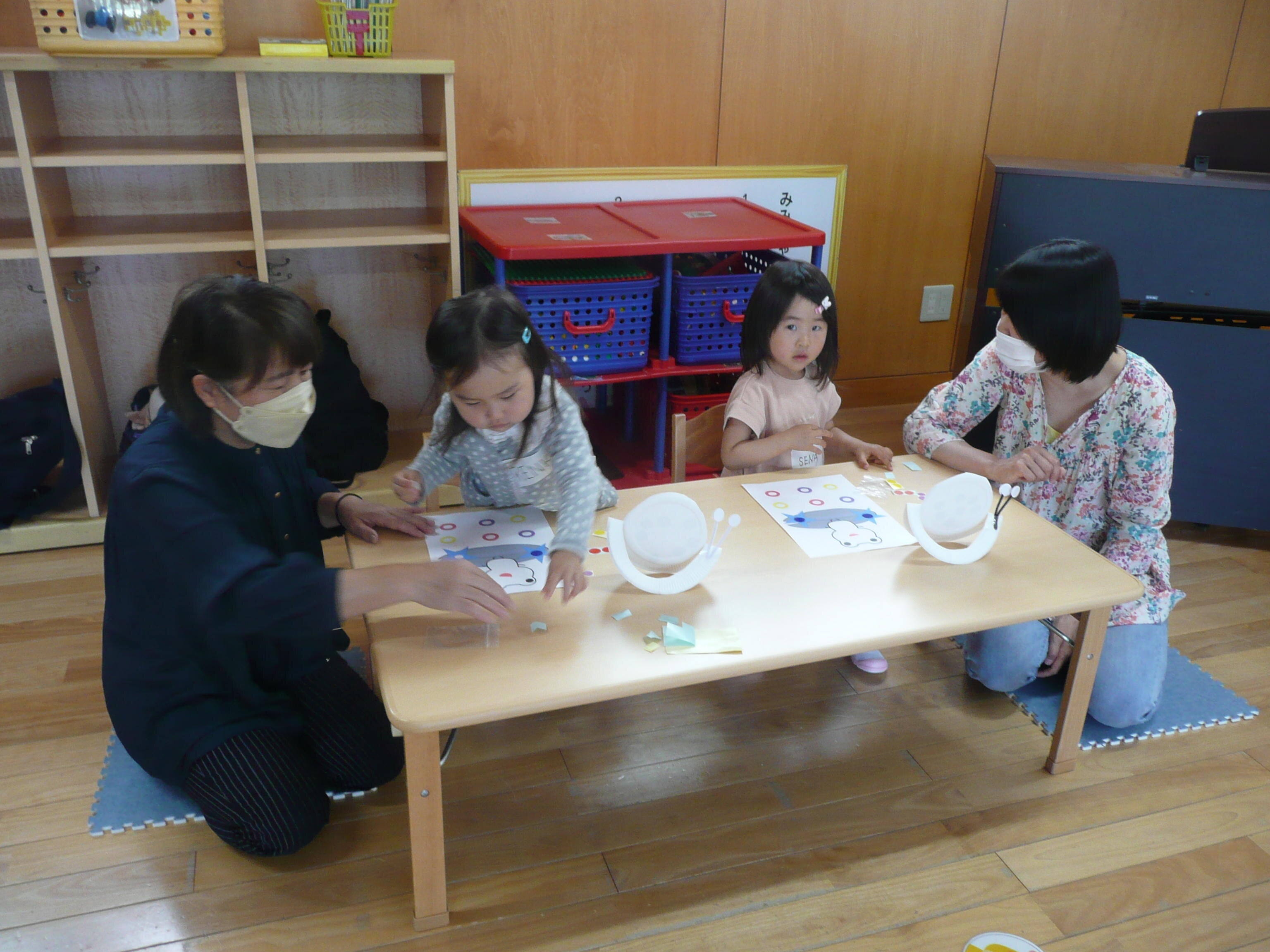 今回は紙皿のカタツムリにシールを貼りました。ゆらゆら動くカタツムリに大喜びです。