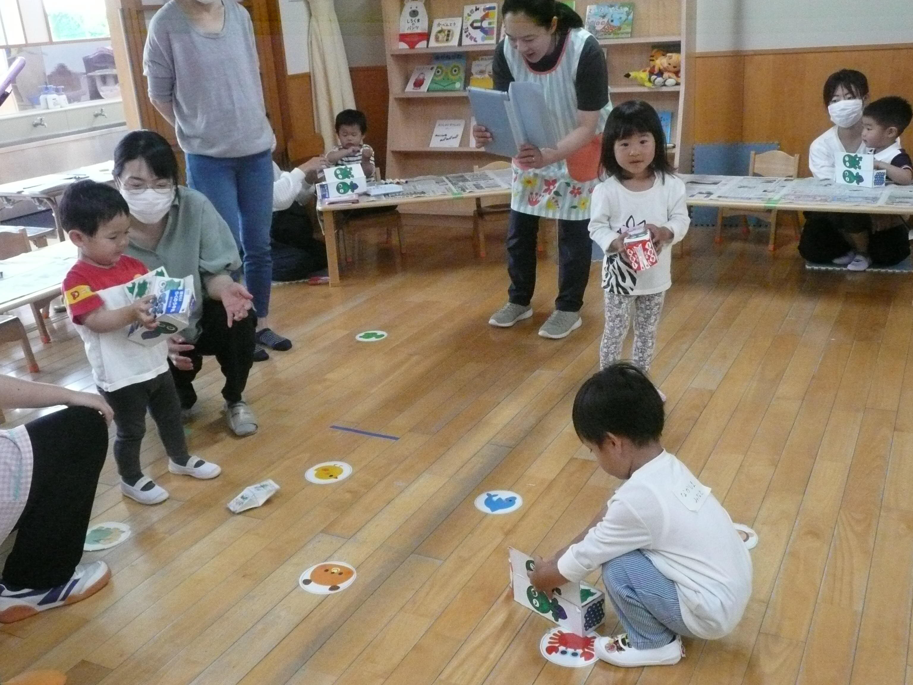ワクワク、ドキドキ、そ~と床に置いて「逃げろ!!」