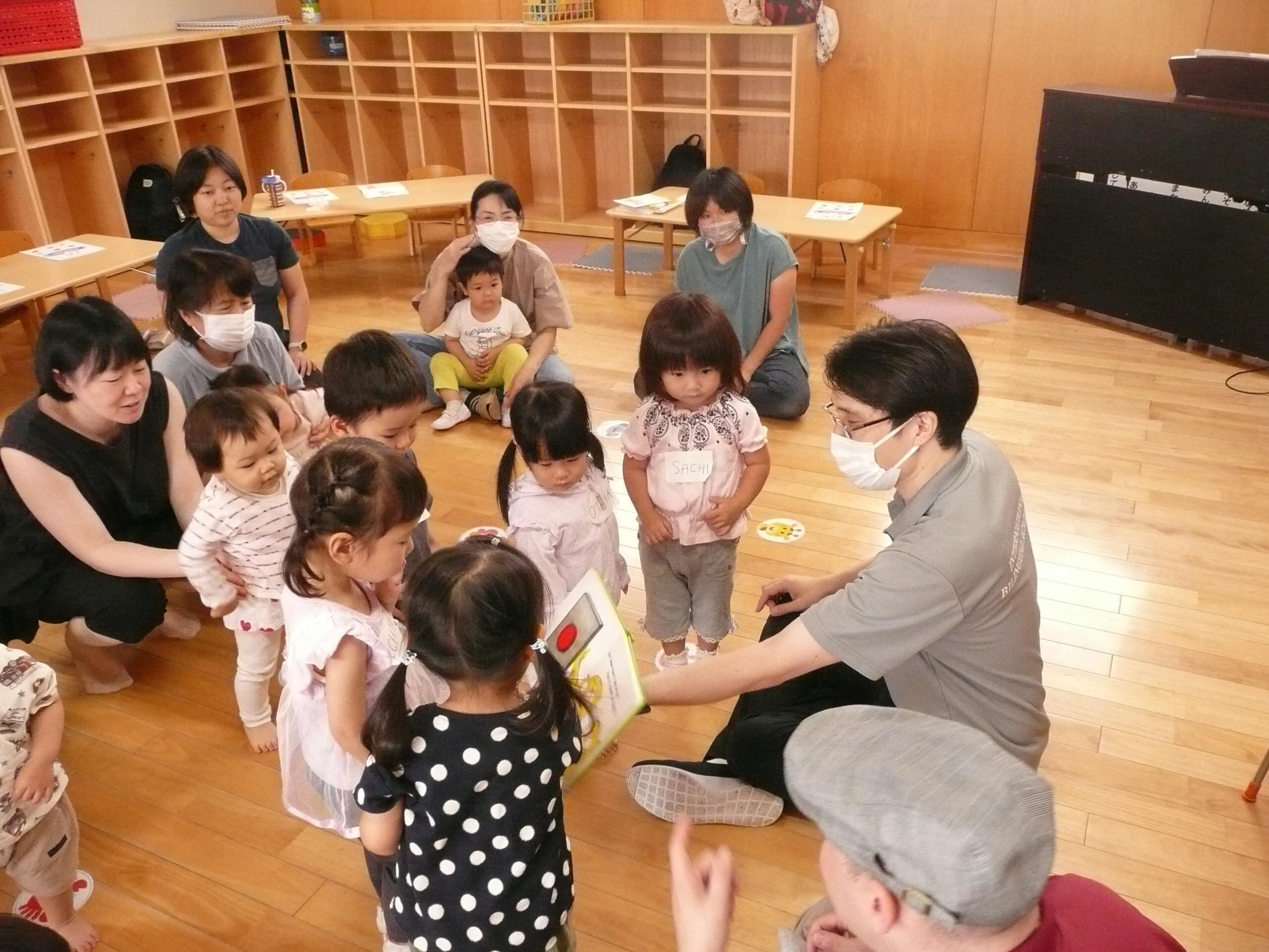 絵本の中のボタンを押すと、さぁ、次のページはどうなるかな?