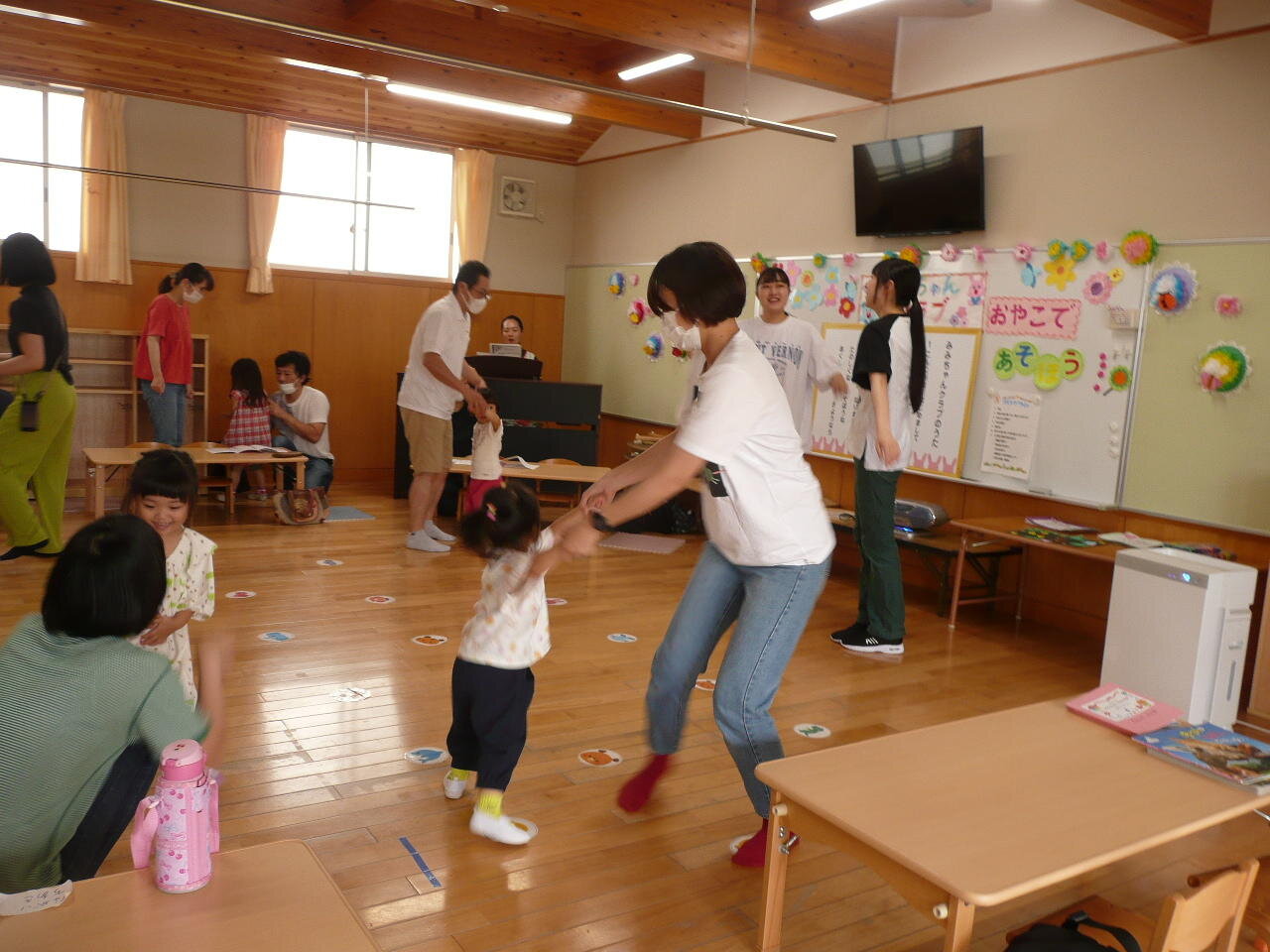 「ありさんのおつかい」を親子で笑顔いっぱいたのしみました