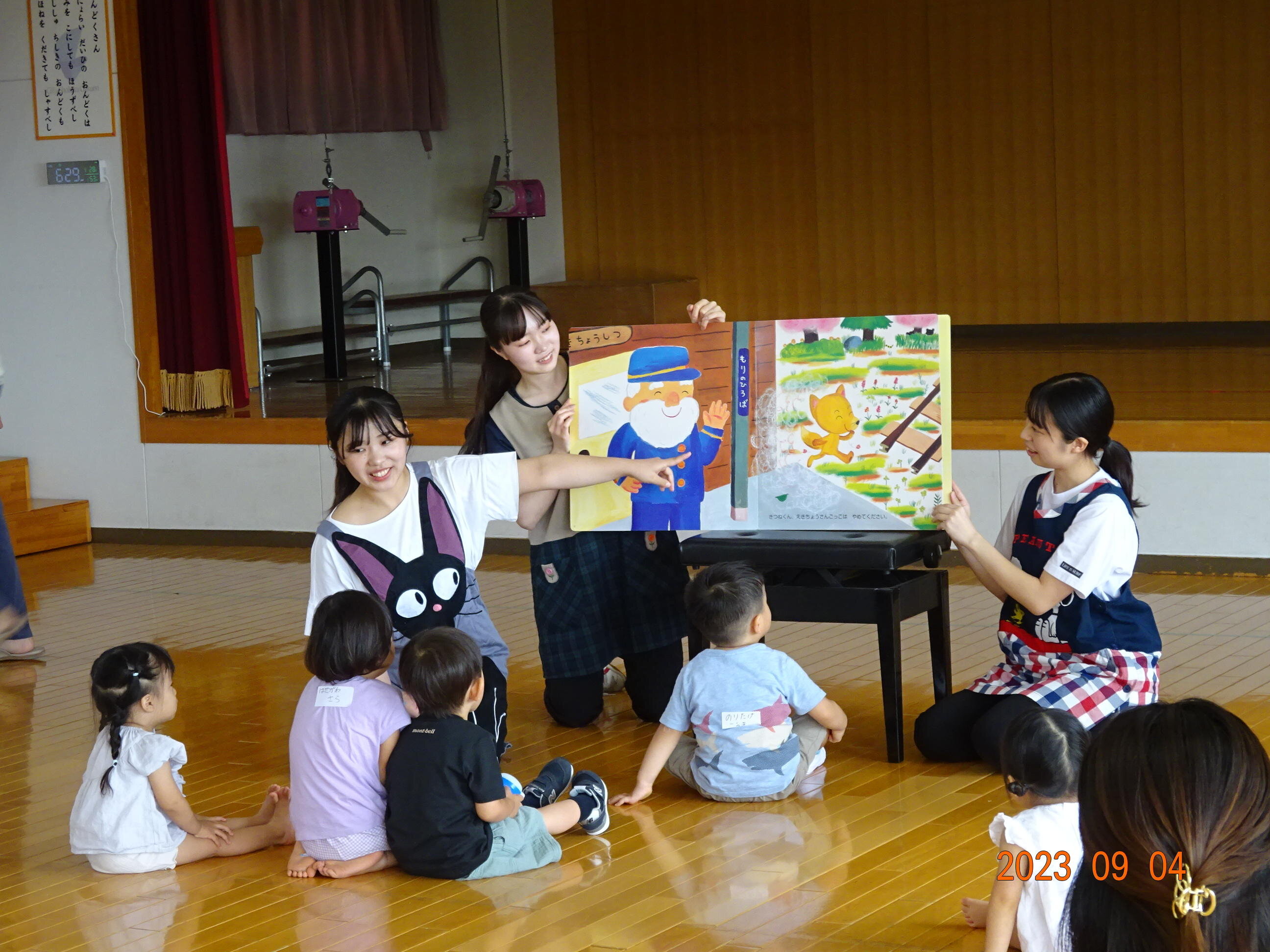 学生さんに絵本を読んでもらいました。電車に乗ってどこに出かけようかな？