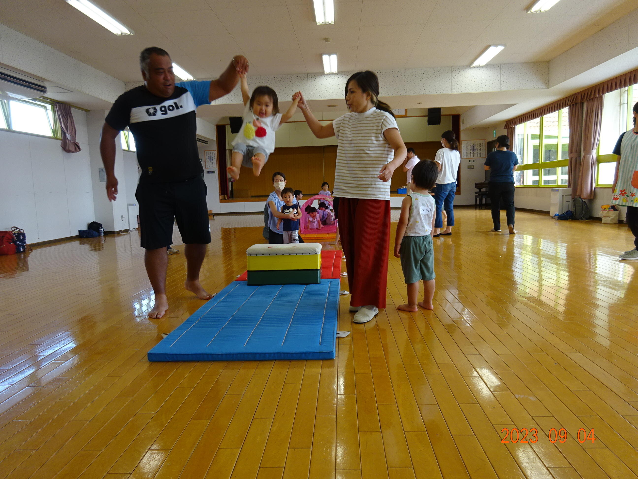 跳び箱の上から大きくジャーンプ！！