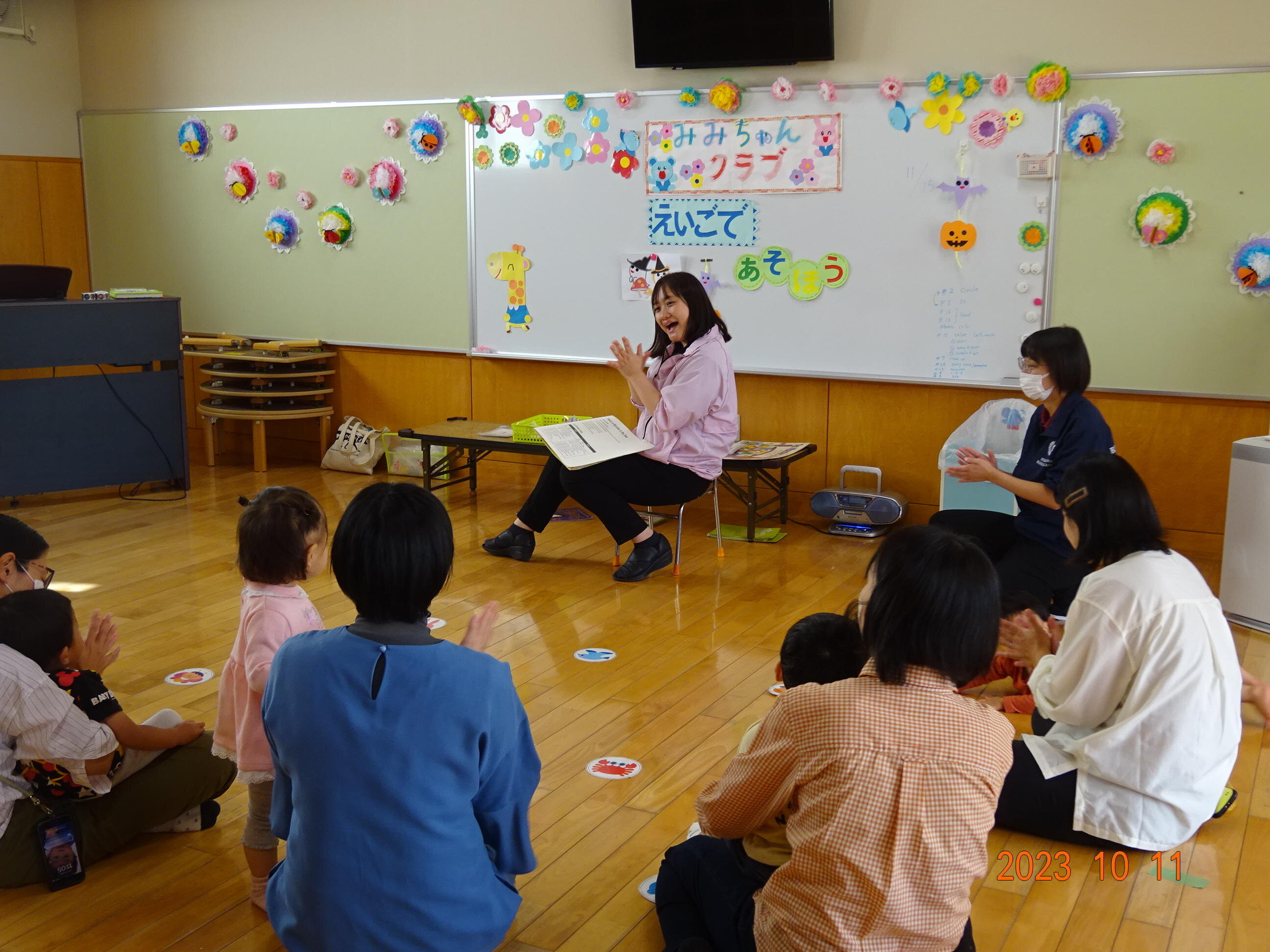 絵本の世界は楽しいね。「a,a,apple!」