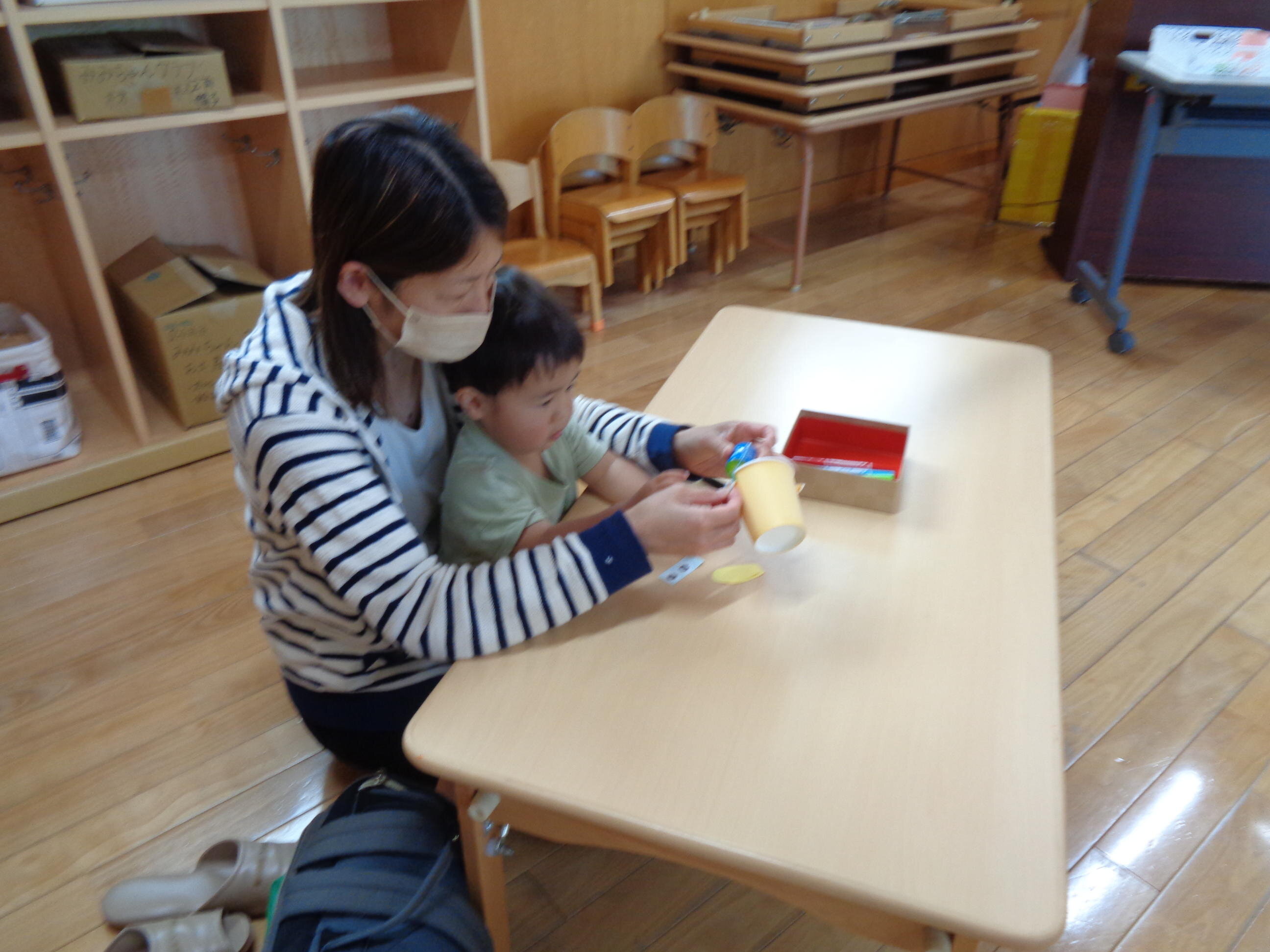 親子で一緒に作る温かな時間ですね。