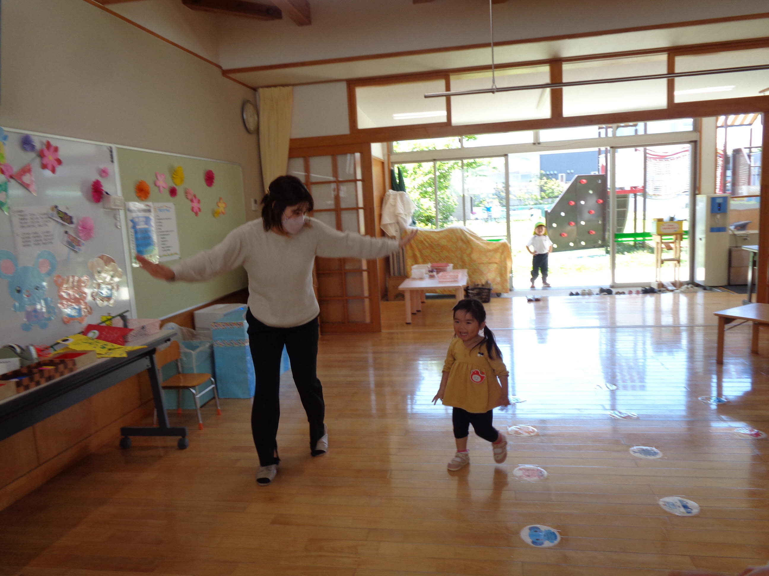 お母さんチョウチョと子どもチョウチョが仲良く飛んでます。