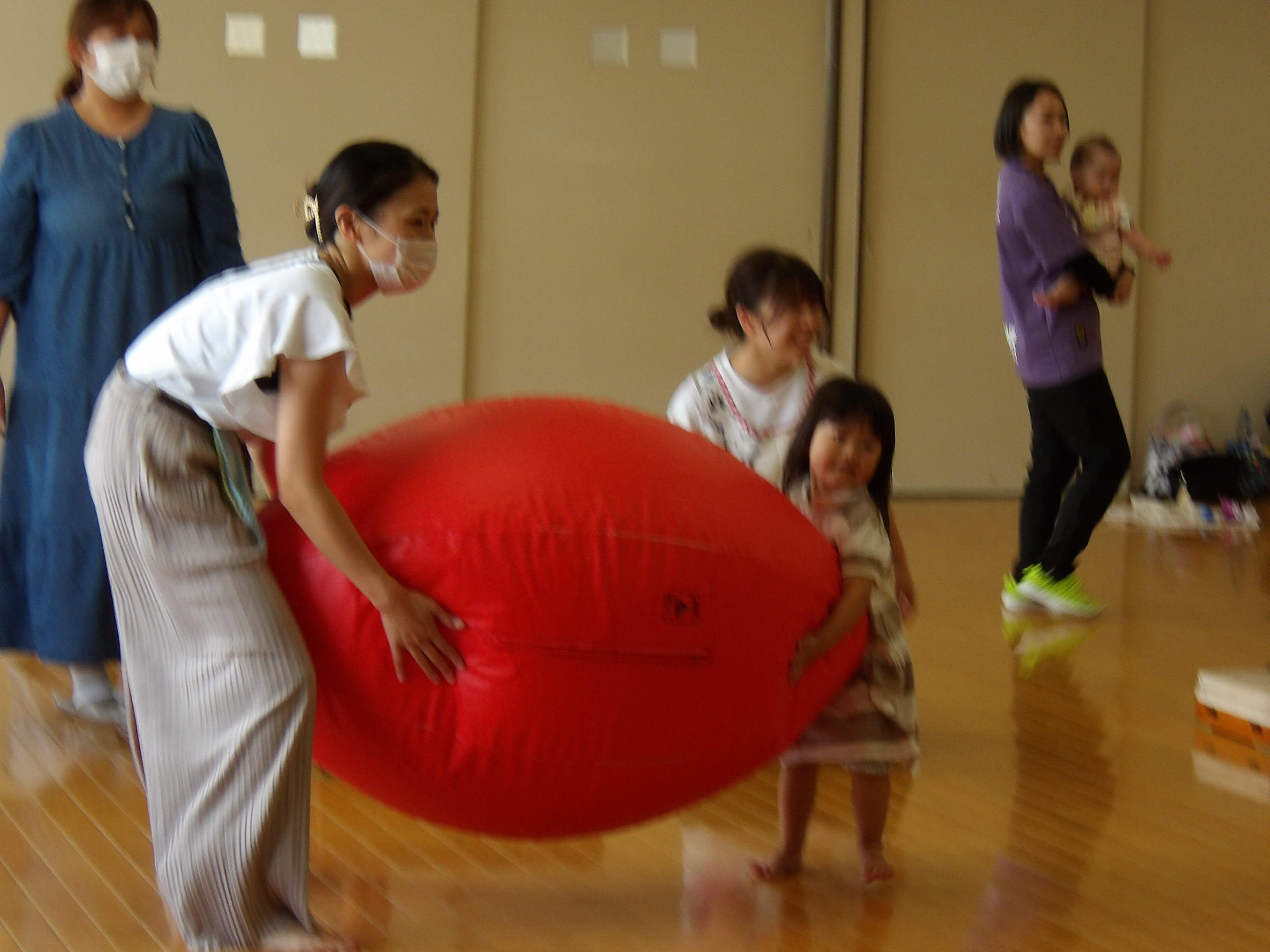 「ママと一緒に、よいしょ、よいしょ。」