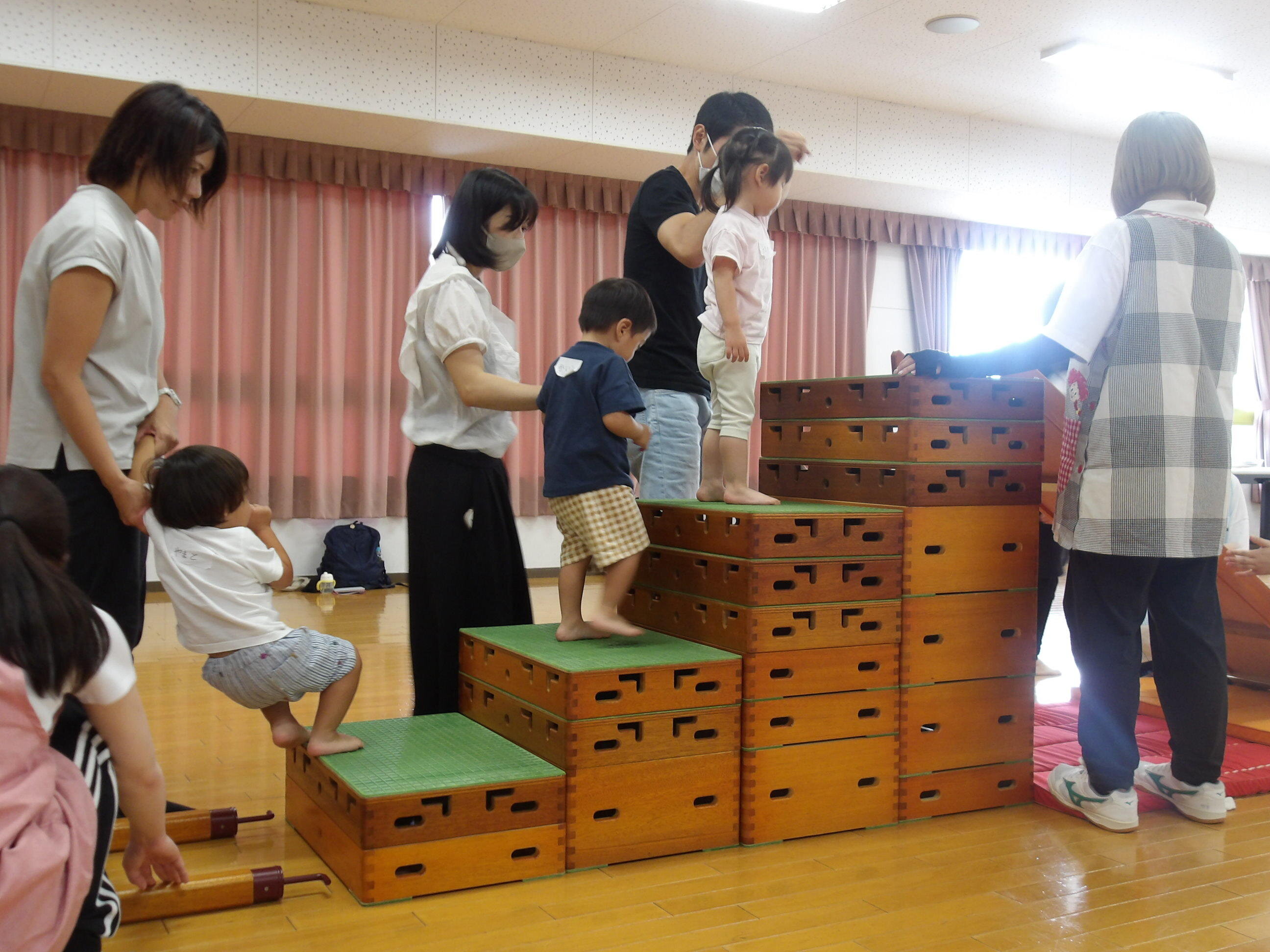 「よいしょ、よいしょ。」「大きな階段みたいだね。」