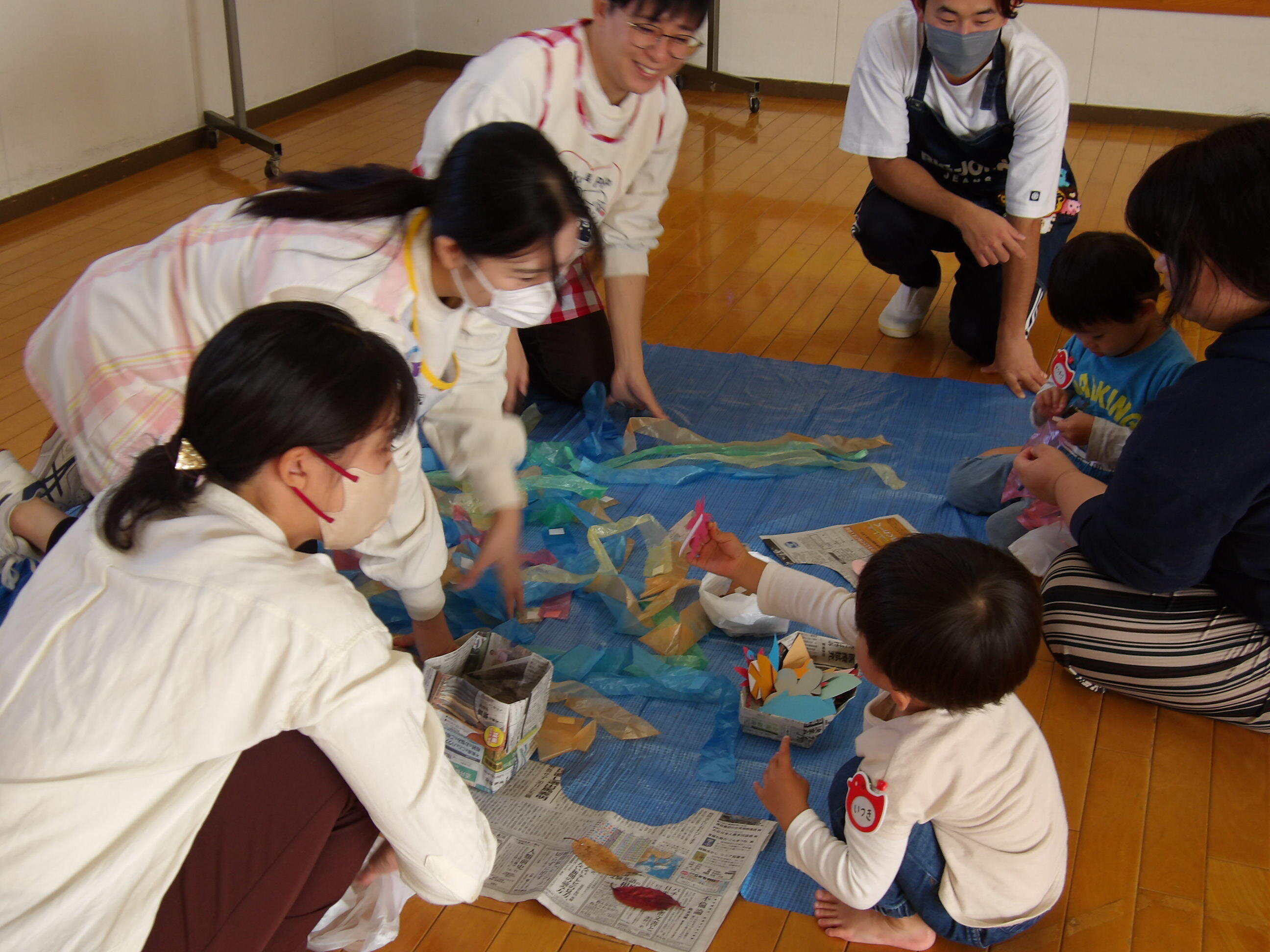 「これ付けたーい。」「両面テープをはがして付けようね。」