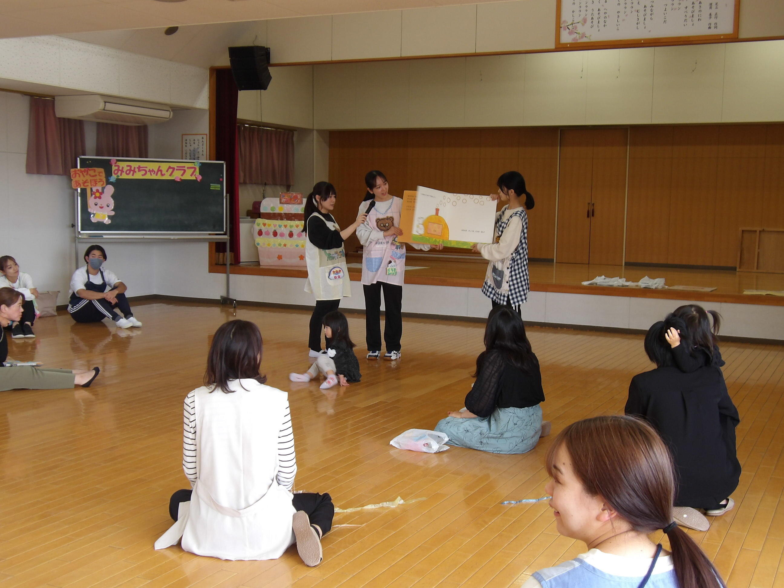 保護者の方のお膝の上で大型絵本を見ました。