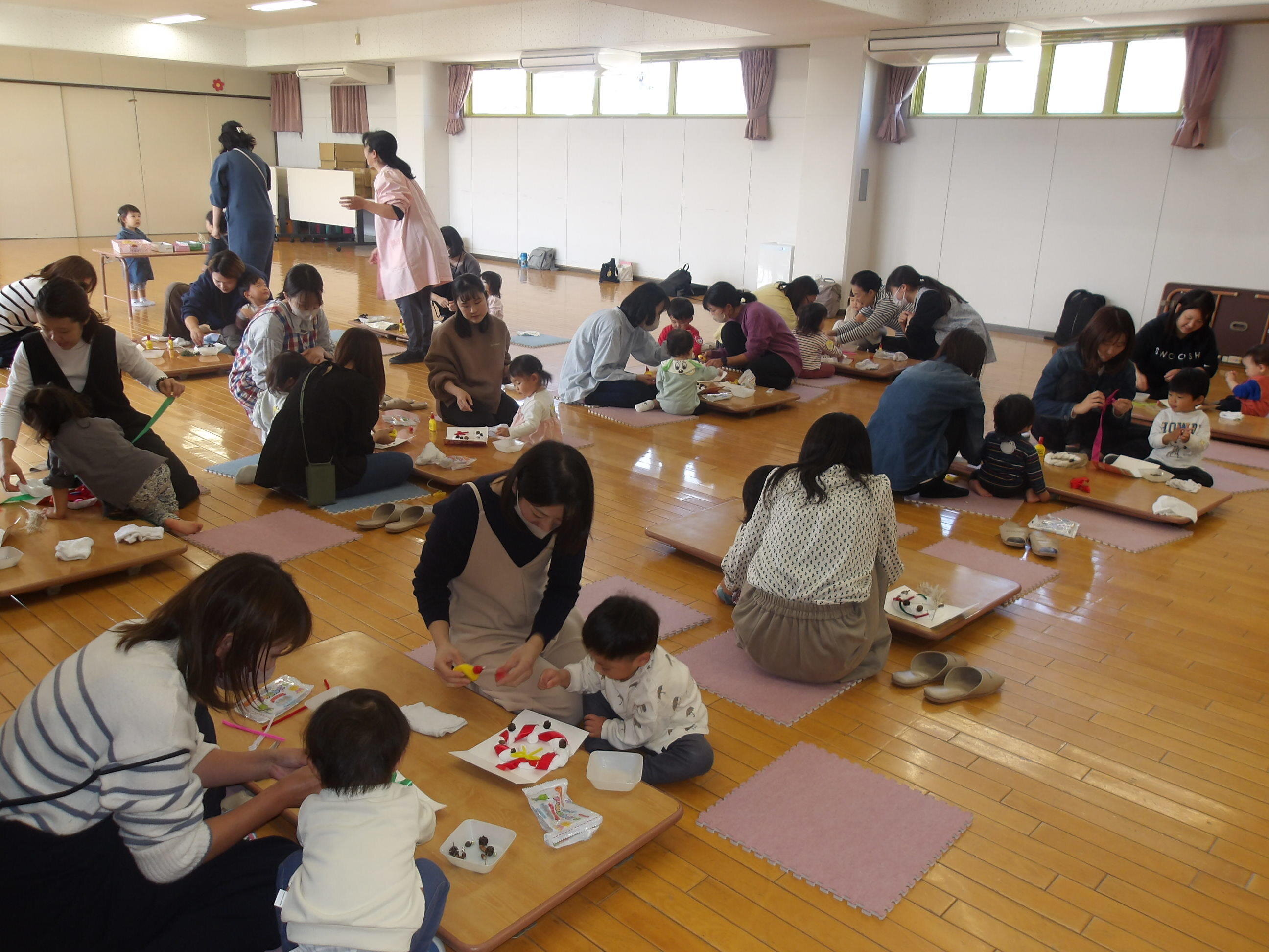 親子で相談しながらドングリやリボンを飾りました。