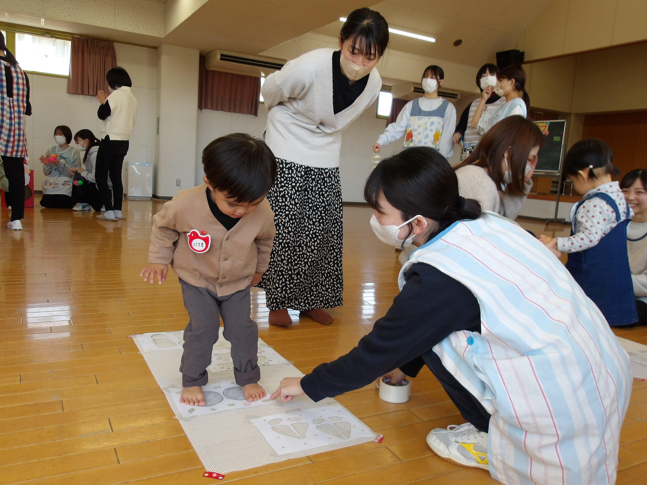 「誰の足跡かな?合わせてみよう。」