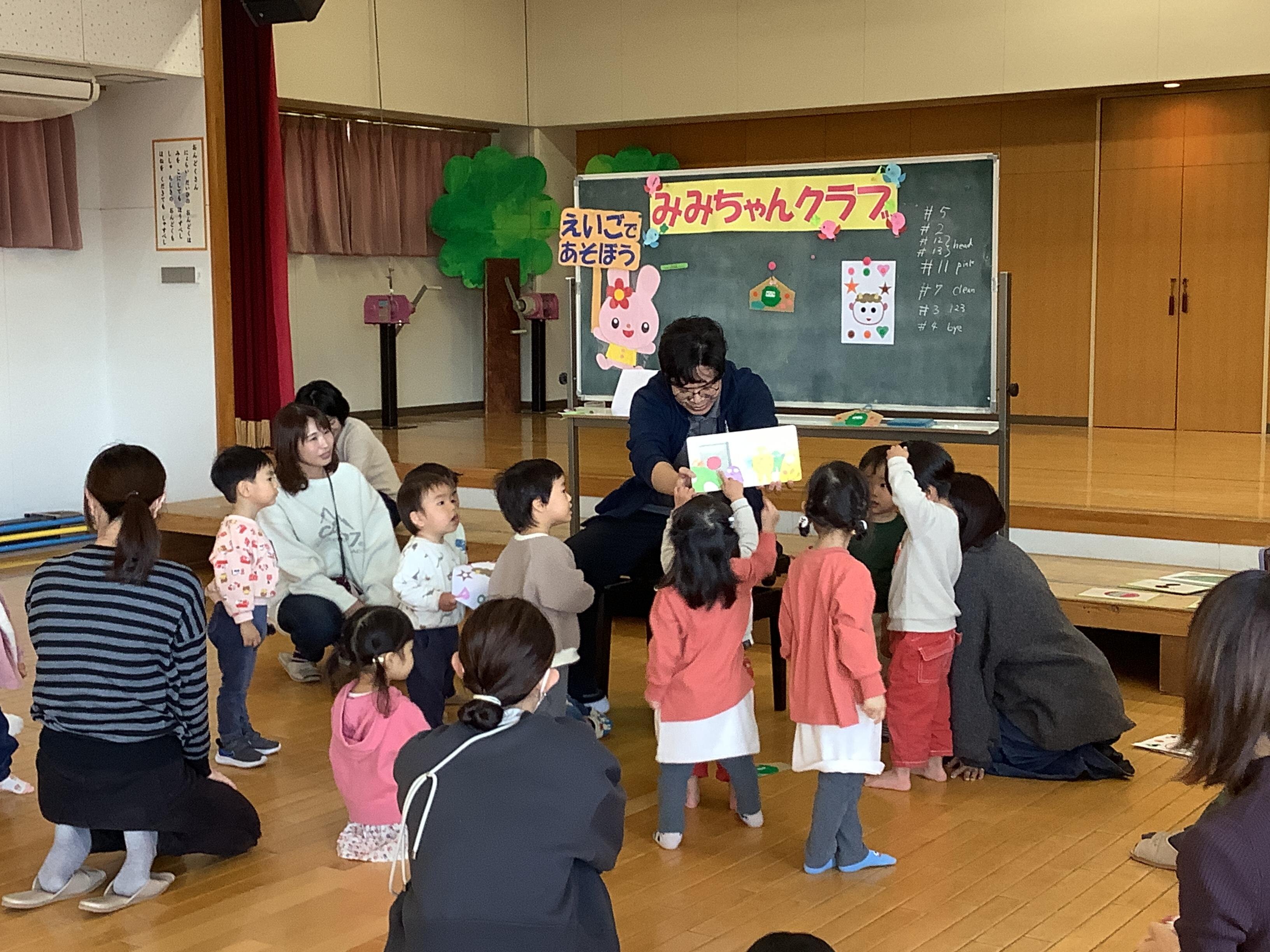 「ピンポーン」という音に魅了される子ども達です。