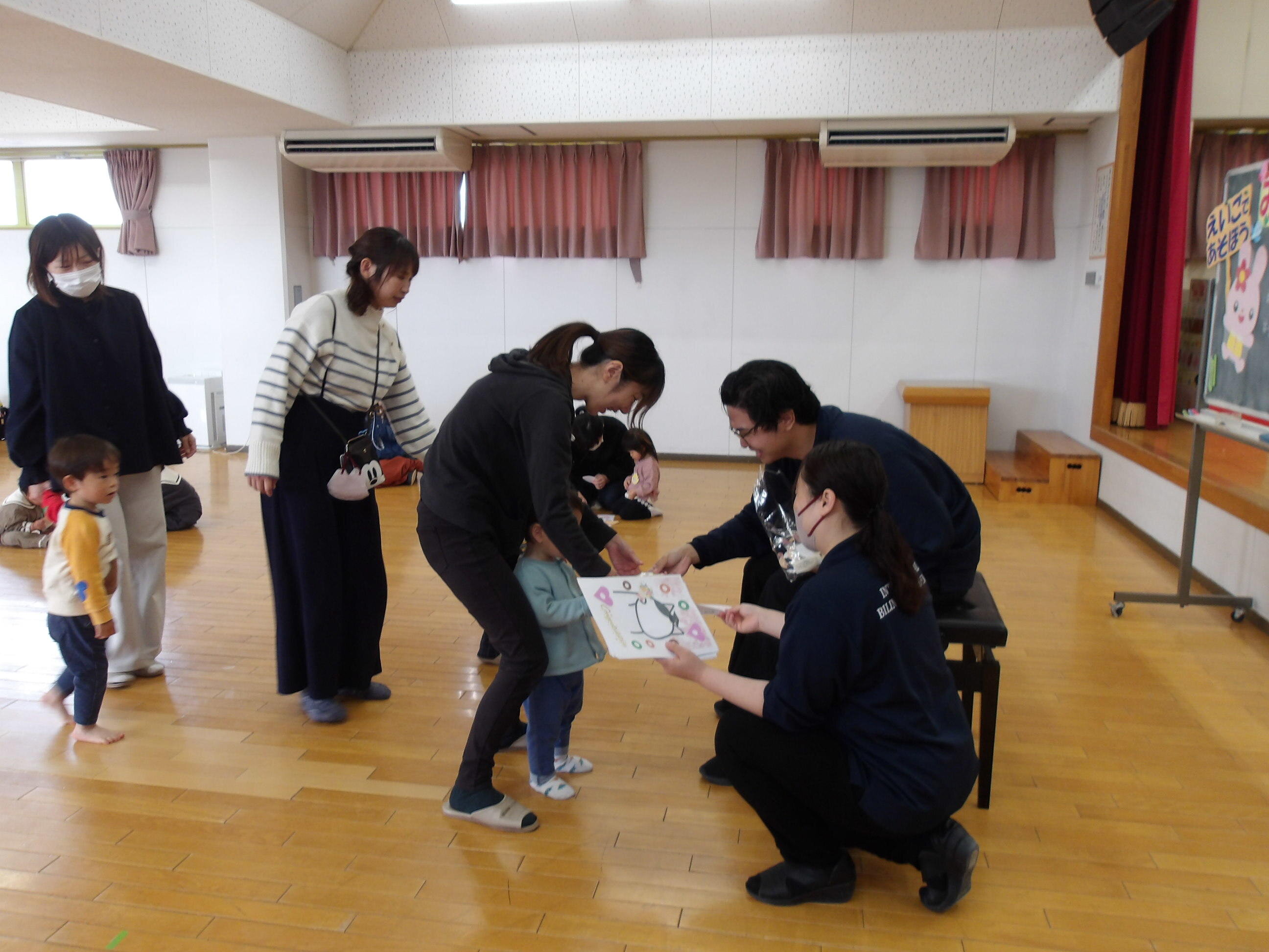 上手に順番に並んで受け取ります。「thank you!」