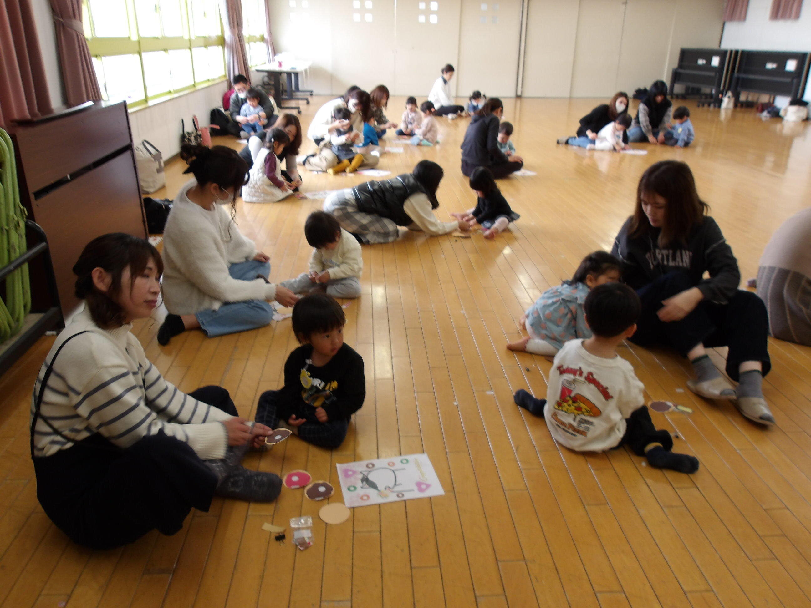 保護者の方に見守られながら製作を楽しんでいます。