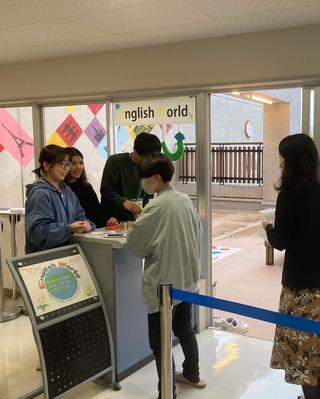 岐阜聖徳学園大学附属小学校の「イングリッシュワールド」事前見学会が行われました。