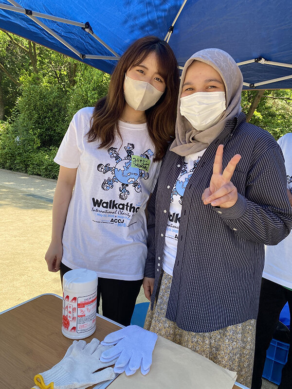 本学外国語学部の学生が国際チャリティイベントにボランティアスタッフとして参加しました。