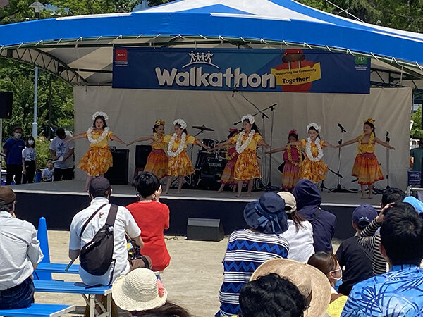 本学外国語学部の学生が国際チャリティイベントにボランティアスタッフとして参加しました。