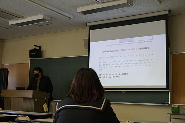 本学経済情報学部と岐阜各務野高等学校（ビジネス科）による高大連携事業を実施