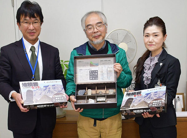 本学で製作したオリジナル教材、堆積岩セットを関市教育委員会に寄贈